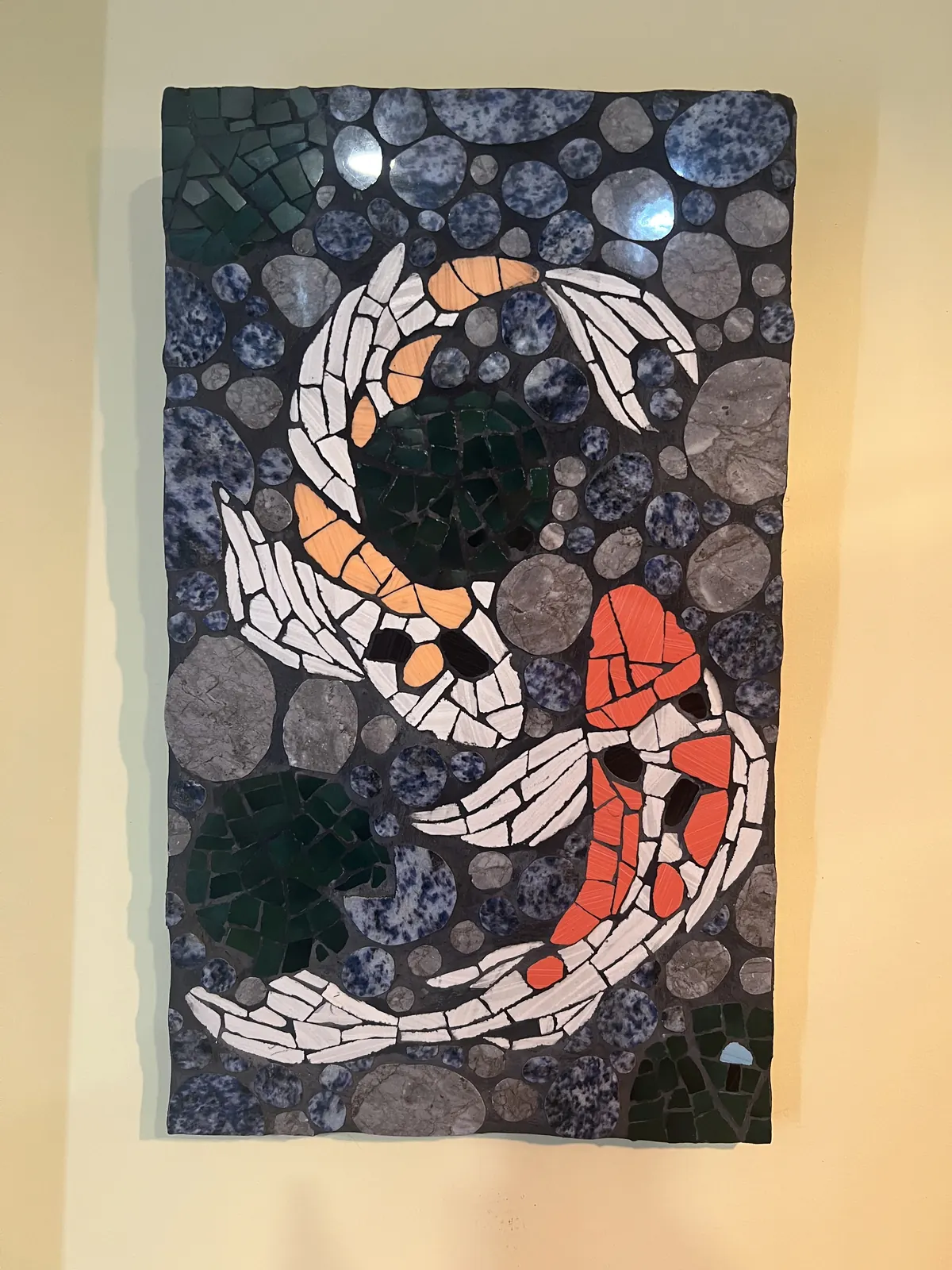 Mosaico de peces koi expuesto en el local