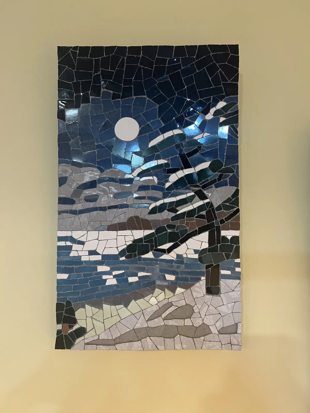 Mosaico de paisaje nevado bajo la luna