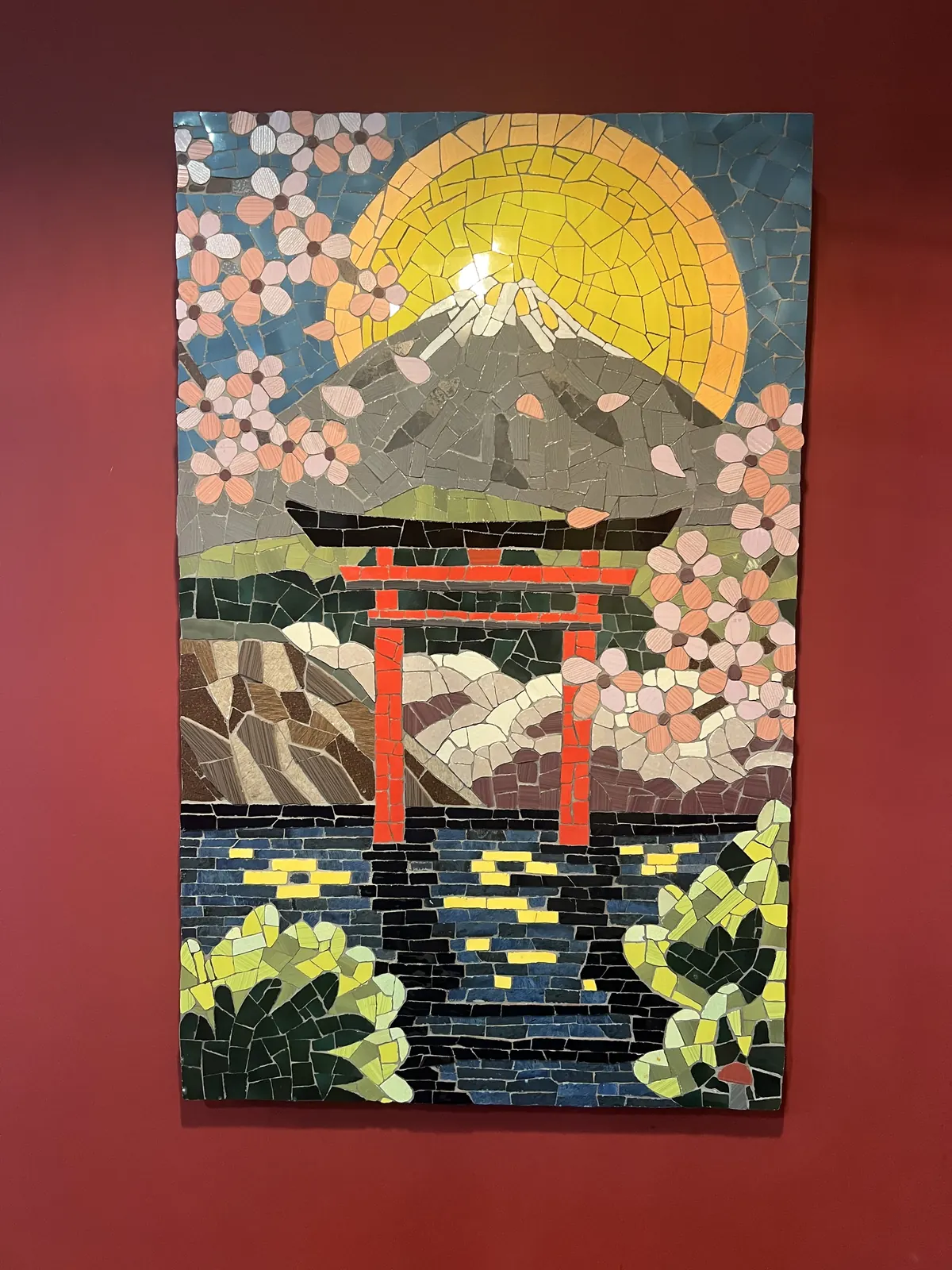 Mosaico del monte Fuji con torii y cerezos en flor
