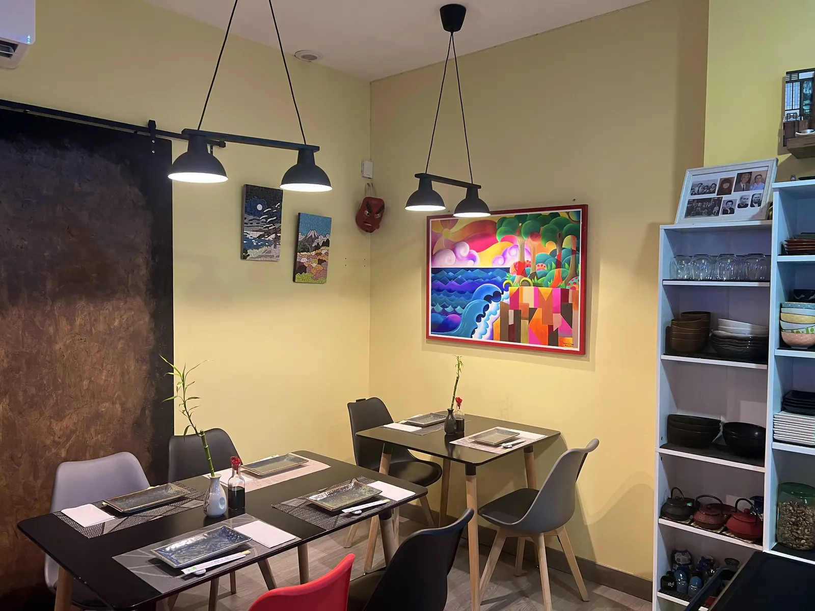 Comedor con obra de arte