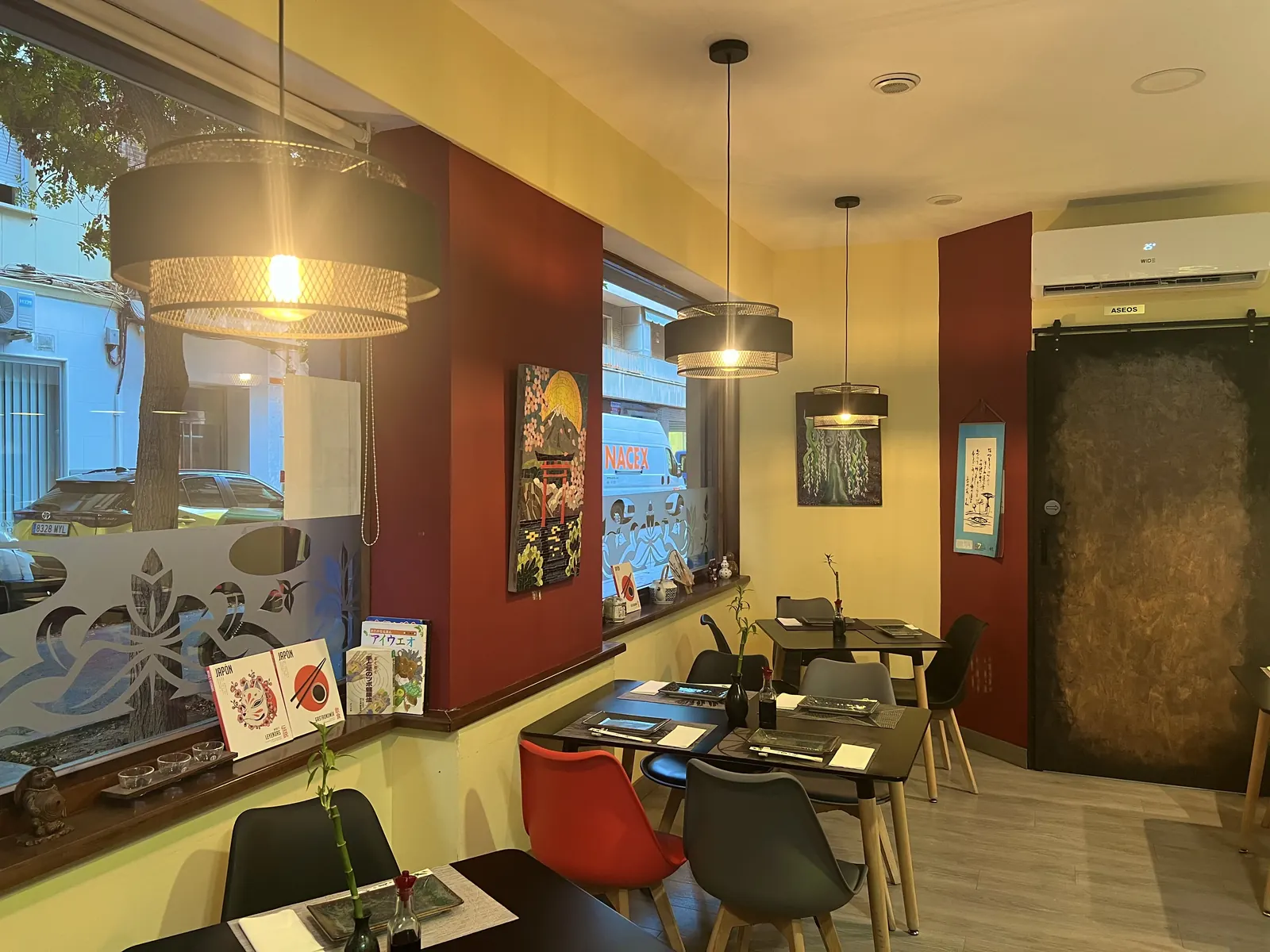 Comedor de Kurama con lámparas colgantes y mosaicos en la pared