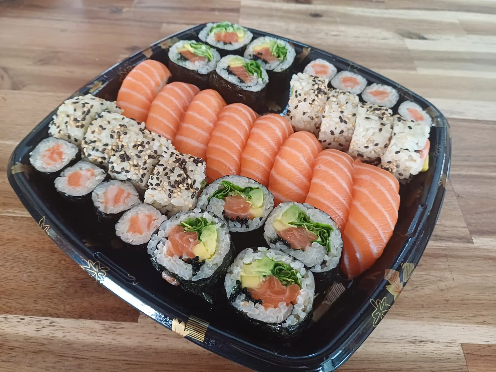 Bandeja de nigiri, uramaki y hosomaki