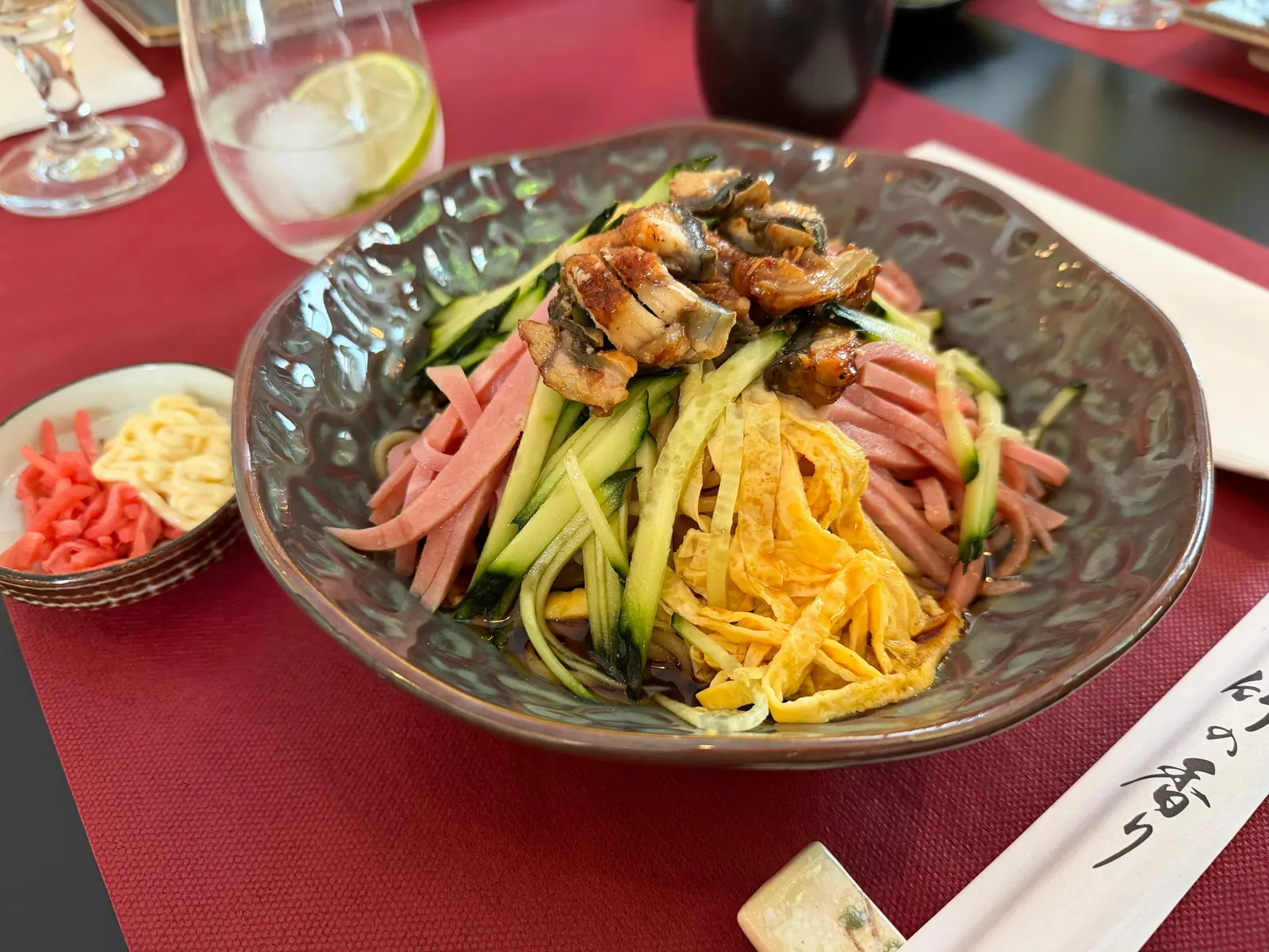 Fideos fríos con verduras y tortilla