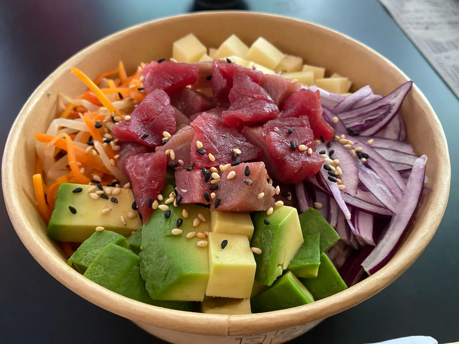 Poke de atún con aguacate, mango y cebolla roja