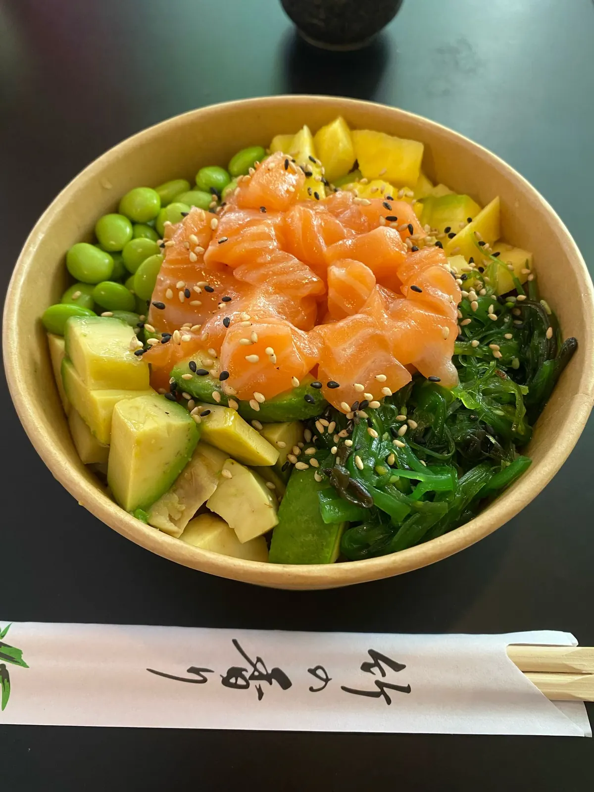 Poke bowl de salmón con mango, aguacate y edamame